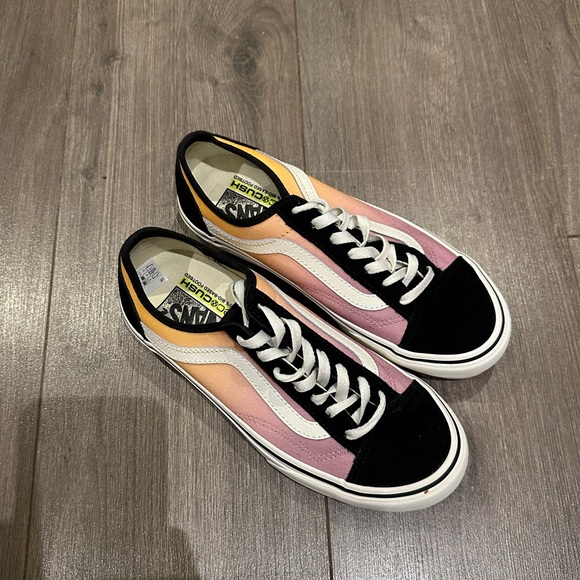 VANS 7.5 WOMENS BRAND NEW - Picture 2 of 7